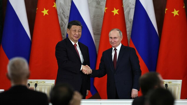 Le président russe Vladimir Poutine serre la main du président chinois Xi Jinping lors d'une cérémonie de signature à la suite de leurs entretiens au Kremlin à Moscou, Russie, le 21 mars 2023.