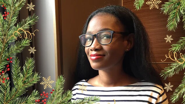 Une femme portant des lunettes