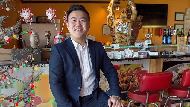 Yao Chen dans un restaurant chinois. Yao Chen dans un restaurant chinois.