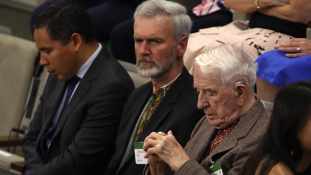 El ucraniano-canadiense y ex miembro de una unida militar nazi, Yaroslav Hunka, a la derecha, sentado en la tribuna de invitados de la Cámara de los Comunes.