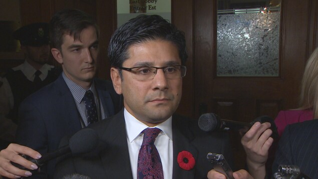 Yasir Naqvi en mêlée de presse à Queen's Park. Yasir Naqvi en mêlée de presse à Queen's Park.