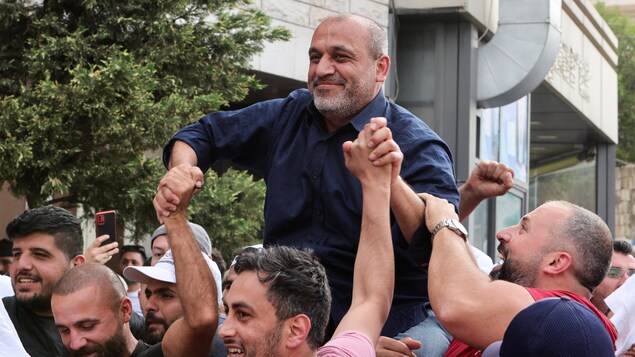 Yassine Yassine, candidat aux élections législatives, célèbre avec ses supporteurs en attendant les résultats.