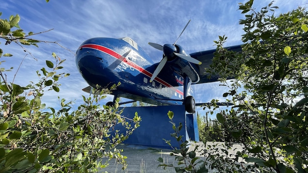 L'avion surplombant un rocher. 