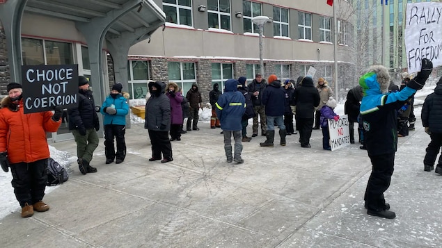 À Yellowknife, des manifestants dénoncent les mesures de santé publique