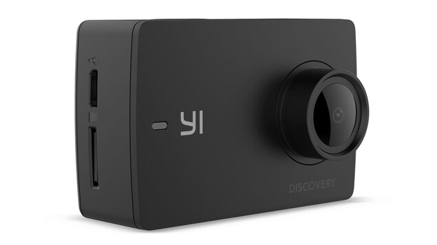 Une photo montrant la caméra Yi Discovery, une petite boîte noire rectangulaire de laquelle ressort l'objectif de la caméra. Une photo montrant la caméra Yi Discovery, une petite boîte noire rectangulaire de laquelle ressort l'objectif de la caméra.