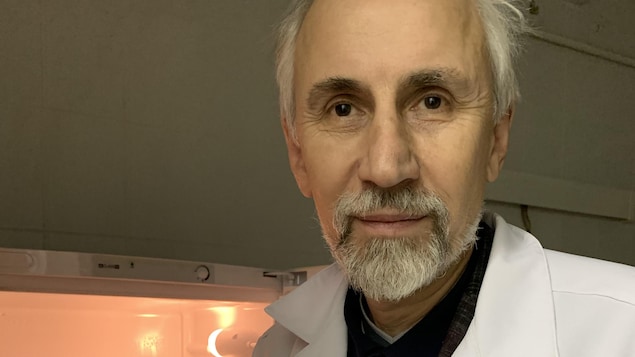 Dans son laboratoire.