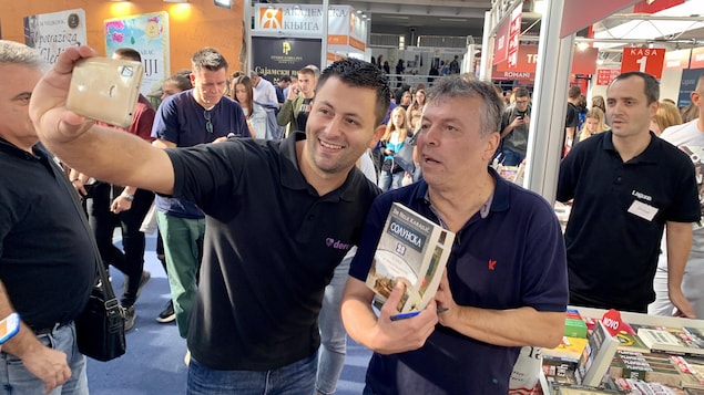 Événement au salon du livre.