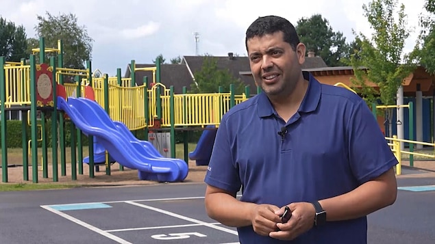 Youssef Sellek dans un parc.