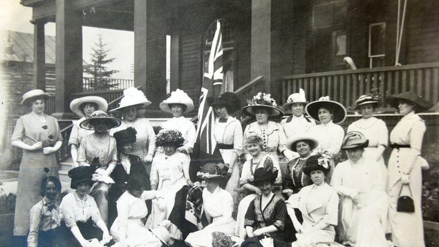 Photo en noir et blanc d'un groupe de femmes avec un drapeau britannique. Photo en noir et blanc d'un groupe de femmes avec un drapeau britannique.