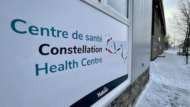 Gros plan de la devanture du Centre de Santé.