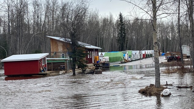 Bâtiments inondés, à Rock Creek, au Yukon, le 12 mai.