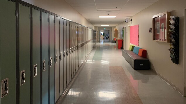 Un couloir vide avec des casiers dans une école.