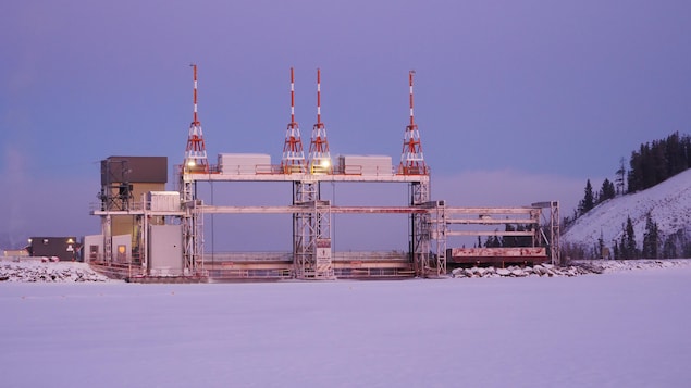 Un barrage hydroélectrique en hiver.