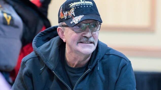 Doug Harris avec une casquette du Yukon Quest sur la tête Doug Harris avec une casquette du Yukon Quest sur la tête