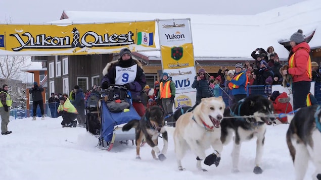 Un traîneau tiré par des chiens franchit la ligne de départ de la Yukon Quest le 19 février 2022.