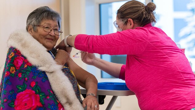 Agnes Mills en train de se faire vacciner.