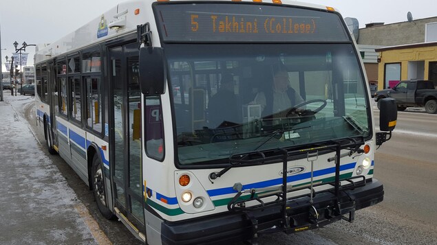 Un autobus.