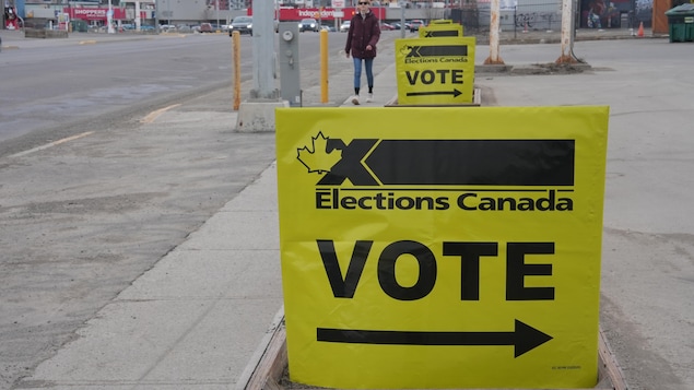 Des pancartes d'Élections Canada sur une rue de Whitehorse, au Yukon, le 28 avril 2025.
