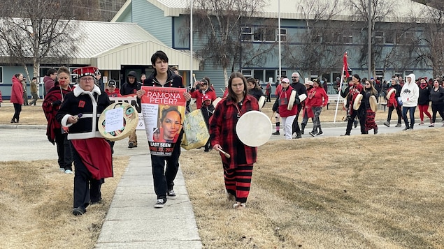 Les communautés du Grand Nord marchent pour souligner la Journée de la robe rouge