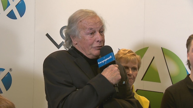 Yves Corbeil porte un veston lors de la présentation des gagnants.