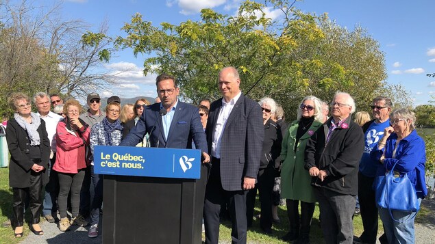Yves-François Blanchet est entouré de membres de l'équipe bloquiste.