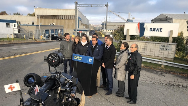 Le chef du Bloc québécois et des membres de son équipes en point de presse devant le Chantier Davie.