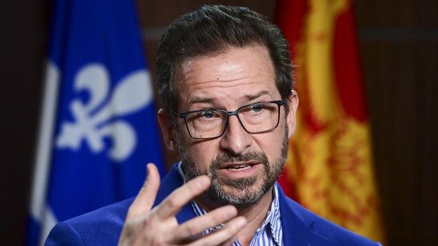 Yves-François Blanchet répond aux questions de journalistes en conférence de presse.