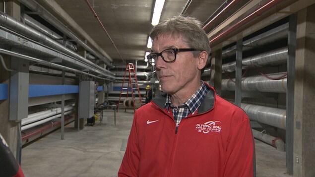Yves Hamelin, dans le couloir où passent les tuyaux transportant les fluides qui refroidissent la glace. Yves Hamelin, dans le couloir où passent les tuyaux transportant les fluides qui refroidissent la glace.