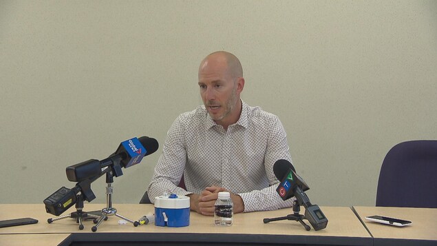 Yves Léger en point de presse.