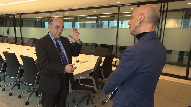 Le secrétaire du Collège des médecins, Yves Robert, discute avec le journaliste Davide Gentile. Le secrétaire du Collège des médecins, Yves Robert, discute avec le journaliste Davide Gentile.