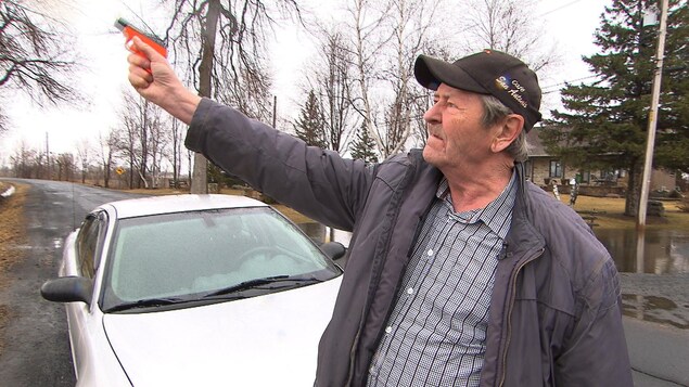 Yvon Berthiaume utilise un pistolet conçu pour effaroucher les oiseaux. Yvon Berthiaume utilise un pistolet conçu pour effaroucher les oiseaux.