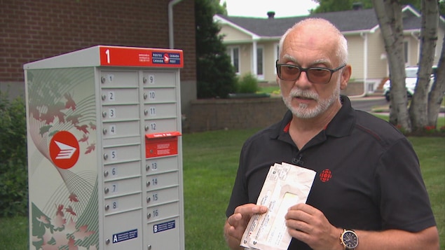 Yvon Guignard devant sa boîte aux lettres.