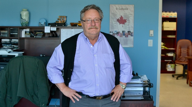Yvon Samson dans son bureau à Petit-de-Grat au Cap Breton. Yvon Samson dans son bureau à Petit-de-Grat au Cap Breton.