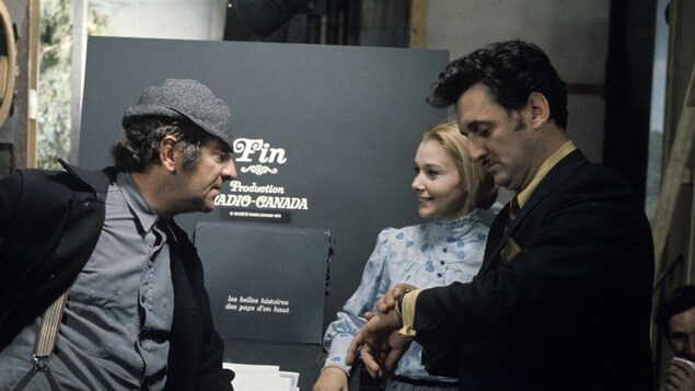 Dans un studio de télévision en 1970, Jean-Pierre Masson, Andrée Champagne et le réalisateur Yvon Trudel discutent. Dans un studio de télévision en 1970, Jean-Pierre Masson, Andrée Champagne et le réalisateur Yvon Trudel discutent.