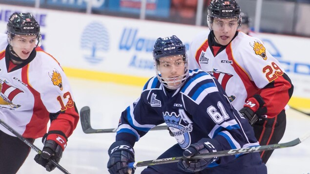 La proximité entre les deux villes accentue la rivalité entre le Drakkar de Baie-Comeau et l'équipe de Chicoutimi. La proximité entre les deux villes accentue la rivalité entre le Drakkar de Baie-Comeau et l'équipe de Chicoutimi.