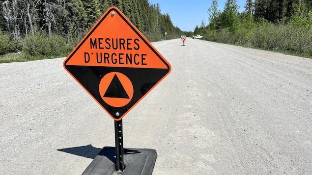 Une affiche qui indique «mesures d'urgence».