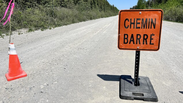Une pancarte qui affiche chemin barré.