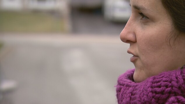 Zeina Constantin, porte-parole du Regroupement citoyen pour la qualité de l'air à Cap-Rouge lors d'une entrevue Zeina Constantin, porte-parole du Regroupement citoyen pour la qualité de l'air à Cap-Rouge lors d'une entrevue