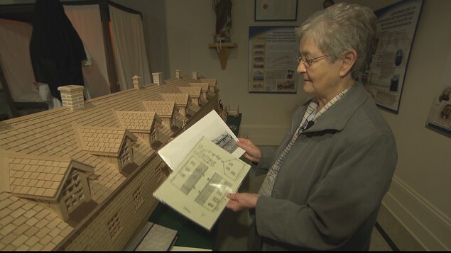 Zélica Daigle, du musée historique de Tracadie, montre des photos liées à l'histoire des lépreux du 19e siècle. Zélica Daigle, du musée historique de Tracadie, montre des photos liées à l'histoire des lépreux du 19e siècle.