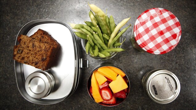 Des pots en verre et récipients en métal posés sur une table