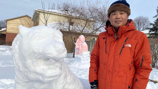 张树峰和他的雪雕老虎，恭祝大家虎年快乐。
