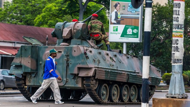 Un blindé de l'armée zimbabwéenne a pris position dans une rue de Harare, capitale du pays.