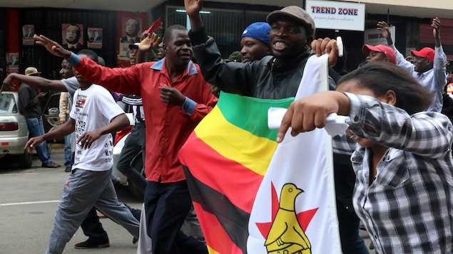 Des Zimbabwéens manifestent en grand nombre dans les rues de la capitale, Harare. Des Zimbabwéens manifestent en grand nombre dans les rues de la capitale, Harare.