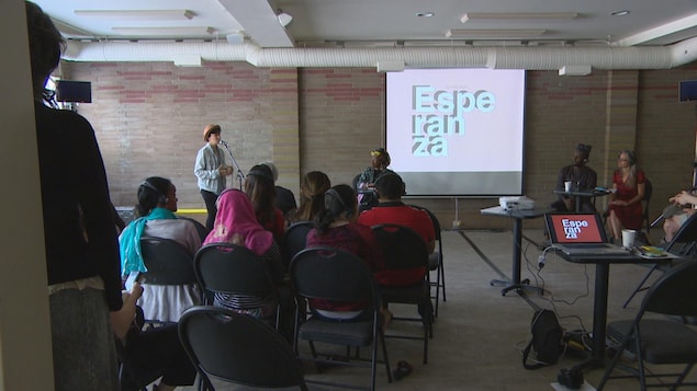Zoé Fortier parle au micro au public présent le dernier jour du symposium Esperanza.