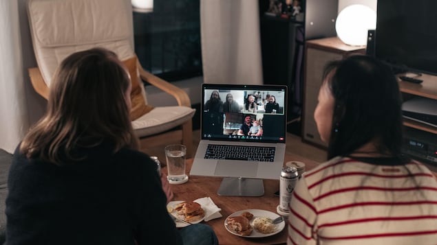 Réunion familiale sur une plateforme de visioconférence
