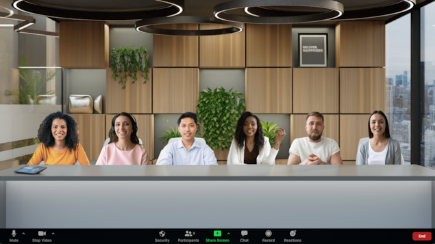 Les images de six personnes qui participent à une réunion Zoom se trouvent derrière une table, dans une salle de réunion.