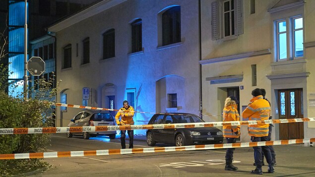 Des policiers suisses ont établi un périmètre de sécurité à l’extérieur du Centre islamique de Zurich où trois personnes ont été blessées par balle lundi.