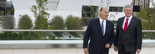 Souriants, les deux hommes se font tirer le portrait devant le musée sous un ciel nuageux. Souriants, les deux hommes se font tirer le portrait devant le musée sous un ciel nuageux.
