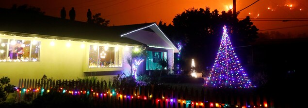 Une maison décorée pour Noël malgré les feux de forêt. Une maison décorée pour Noël malgré les feux de forêt.