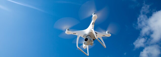Un drone traverse le ciel. Un drone traverse le ciel.